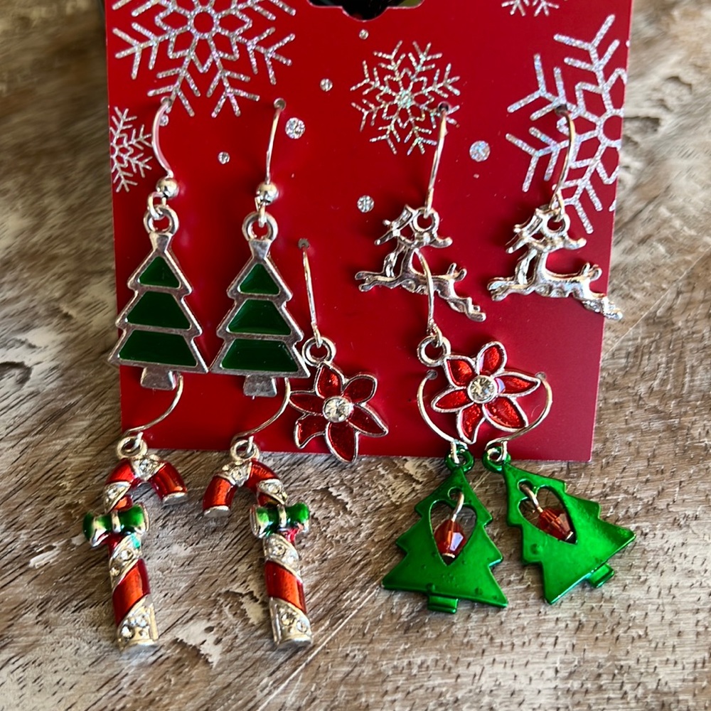 3/$20 🎀 5 pair of Christmas earrings! 🎄🎁♥️